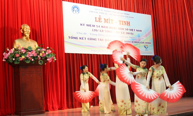 Múa chào mừng Lễ mít tinh do những thành viên CLB người cao tuổi chăm lo người cao tuổi P. Hiệp Thành.