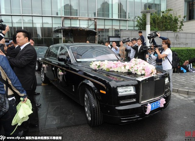 Xe cưới của cặp đôi là một chiếc Roll-Royce đen.