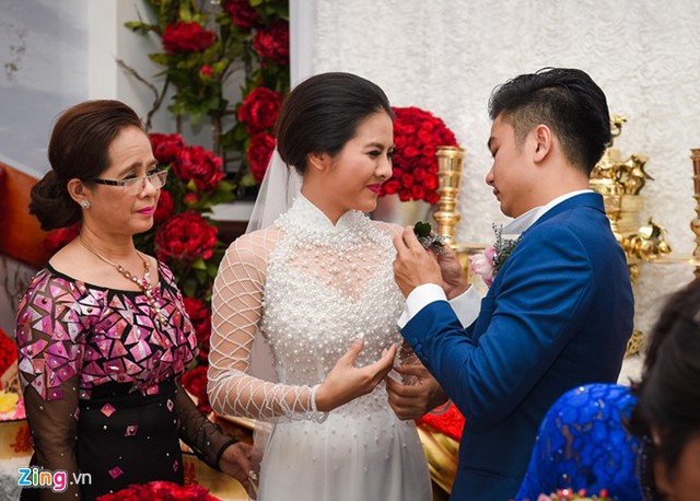 Chú rể Việt kiều cài hoa lên áo cho vợ rất chu đáo.