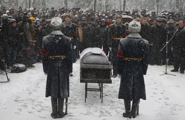 Tuyết phủ trắng tang lễ trung tá phi công Oleg Peshkov, người thiệt mạng khi nhảy dù khỏi chiếc Su-24 của Không quân Nga bị Thổ Nhĩ Kỳ bắn rơi ngày 24/11. Lễ tang phi công Peshkov diễn ra tại quê nhà Lipetsk theo nguyện vọng của gia đình. Ông được phong tặng Huân chương Anh hùng cao quý nhất của nước Nga. Ảnh: Reuters
