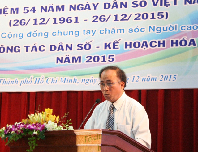 Ông Trần Văn Trị chia sẻ những thành tựu của hoạt động DS-KHHGĐ TP.HCM tại Lễ mít tinh.