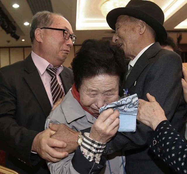 Bà Lee Jin Goo, công dân Hàn Quốc, không kìm được nước mắt bởi sau rất nhiều năm mới gặp anh trai Lee Yong Goo đang sống ở Triều Tiên. Họ gặp nhau trong cuộc đoàn tụ hiếm hoi giữa hai miền Triều Tiên ngày 20/10. Ảnh: AP