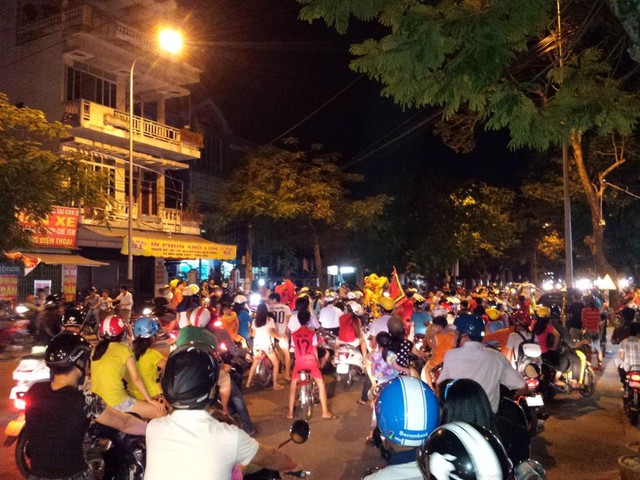 Một đoàn lân múa giữa đường Nguyễn Huệ vào tối 23/9 gây tắc nghẽn giao thông. 	Ảnh: Đ.H