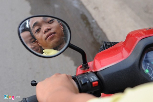 
Kể từ đ&oacute;, hai vợ chồng anh vẫn tiếp tục h&agrave;nh nghề b&aacute;n v&eacute; số dạo kiếm sống qua ng&agrave;y. Từ ng&agrave;y được người bạn b&aacute;n rẻ cho chiếc xe m&aacute;y cũ n&ecirc;n việc đi lại cũng đỡ vất vả hơn. Mong ước lớn nhất của anh chị l&agrave; c&oacute; một đứa con l&agrave;nh lặn d&ugrave; c&oacute; vất vả bao nhi&ecirc;u cũng chấp nhận.
