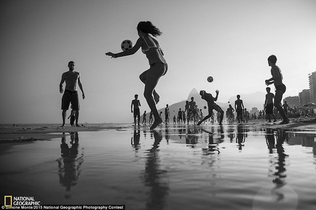 Nhiếp ảnh gia Simone Monte với The Game (Trò chơi) ở Rio de Janeiro, Brazil.