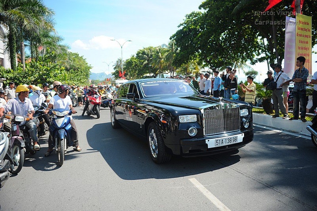 Rolls-Royce Ghost xuống phố. (Ảnh: FBNV)