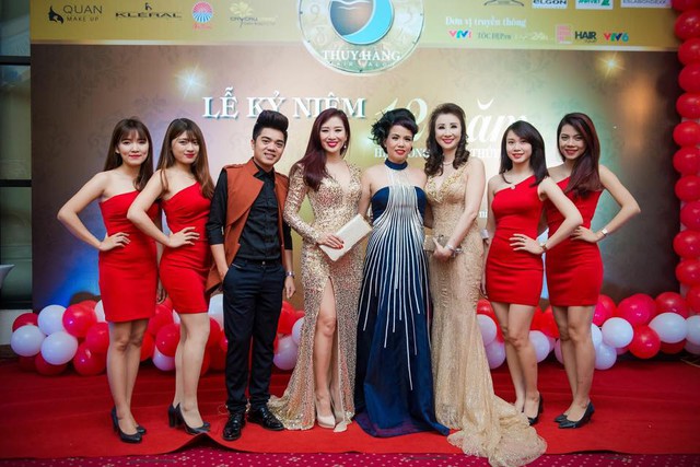 
Á hậu quý bà Thu Hương tới chúc mừng với tư cách là thành viên của CLB WLIN Love Hà Nội, đồng thời là giám khảo trong cuộc thi Tìm kiếm các mẫu tóc đẹp tại Hairsalon Thúy Hằng.
