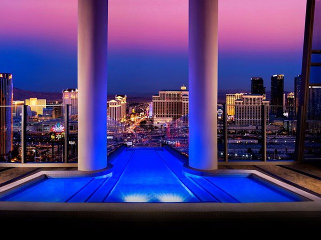 Biệt thự Sky, khu nghỉ dưỡng Palms Casino, Las Vegas, Mỹ: Với giá khoảng 40.000 USD (900 triệu đồng) cho 2 ngày cuối tuần, khu phòng sang trọng  này có bể bơi ở ban công, thang máy ốp kính riêng, phòng massage và dịch vụ 24/7.