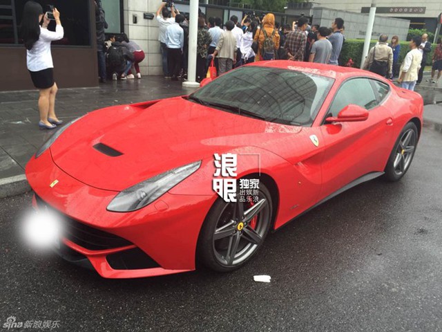 Cận cảnh chiếc xe Ferrari đỏ sử dụng trong đám cưới của Huỳnh Hiểu Minh - Angelababy.