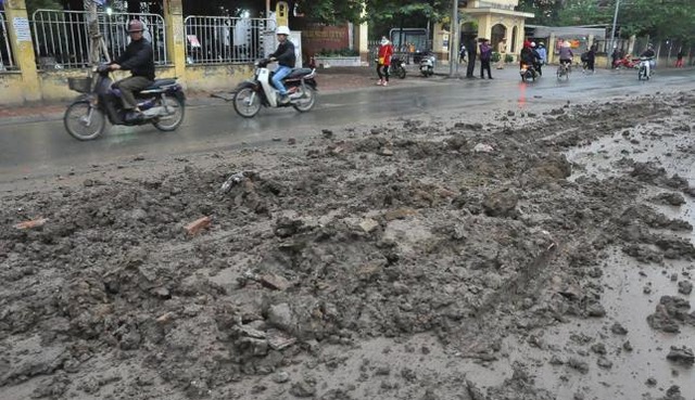 
Bùn đất rơi vãi trên đường Nguyễn Trãi khiến nhiều người tham gia giao thông gặp nguy hiểm
