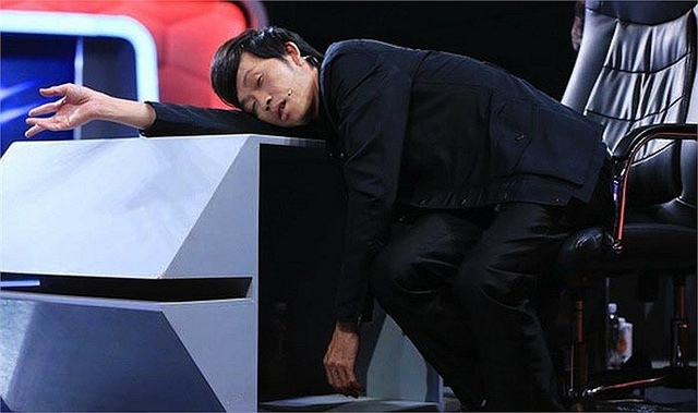 Ngay trong buổi ghi hình Người bí ẩn, Hoài Linh từng khiến fans xót xa khi ngủ gục ngay trên bàn giám khảo vì quá mệt mỏi.