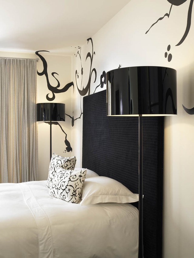 Bảng đầu giường mau đen kết hợp cùng bộ chăn ga màu trắng tạo nên sự tương phản tinh tế rõ rệt cho phòng ngủ.