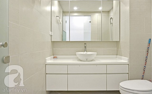 Phòng tắm nhỏ được “nhân đôi diện tích” nhờ tấm gương soi khổ lớn.