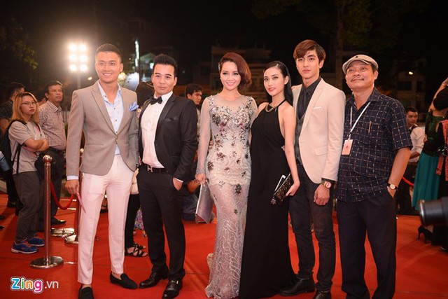 Dàn diễn viên Lạc Giới cùng xuất hiện trên thảm đỏ. Bộ phim do diễn viên Mai Thu Huyền sản xuất từng giành 3 giải tại Cánh Diều Vàng hồi đầu năm 2015.