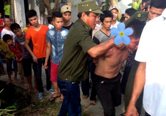Người d&acirc;n khống chế t&agrave;i xế trước khi b&agrave;n giao cơ quan chức năng. Ảnh: Minh&nbsp;Th&aacute;i.