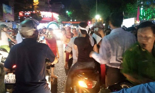 C&ocirc; g&aacute;i đội khăn tang bảo xấu hổ khi sự việc đưa l&ecirc;n mặt b&aacute;o. Ảnh: Điền Quang.