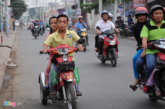 Ch&agrave;ng trai qu&ecirc; Đồng Th&aacute;p nghỉ học từ năm lớp 4 để theo anh chị l&ecirc;n TP HCM b&aacute;n v&eacute; số dạo. C&ograve;n c&ocirc; g&aacute;i đến từ B&igrave;nh Định từng tốt nghiệp THPT, sau đ&oacute; rời qu&ecirc; hương l&ecirc;n th&agrave;nh phố t&igrave;m c&ocirc;ng việc với hy vọng c&oacute; thể tự chăm s&oacute;c bản th&acirc;n.