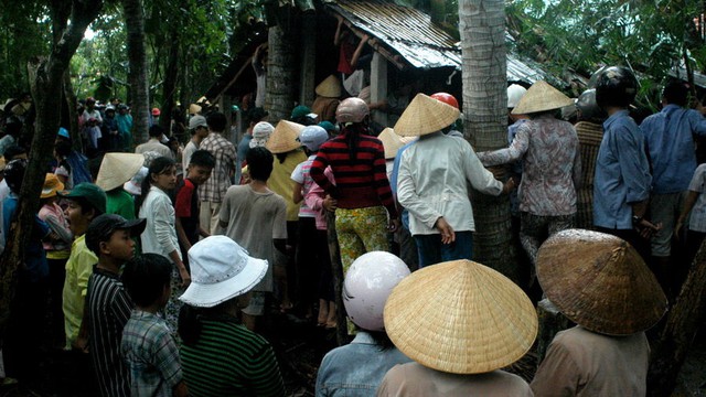 
 Cả trăm người kéo đến đập phá, đào bới nhà bà tìm xác em Trâm - Ảnh: Thanh Tú
