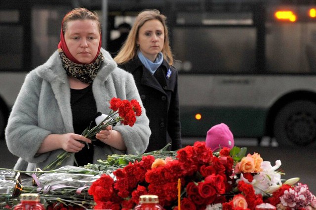 Một phụ nữ đặt hoa bên ngoài sân bay Pulkovo, bên ngoài thành phố St. Petersburg ngày 1/11. Ảnh: Getty