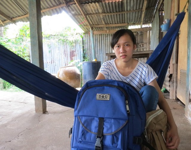 Tân sinh viên Lâm Thị Thu Hương chuẩn bị hành trang lên đường nhập học từ quê nhà An Giang - Ảnh: Đức Vịnh.