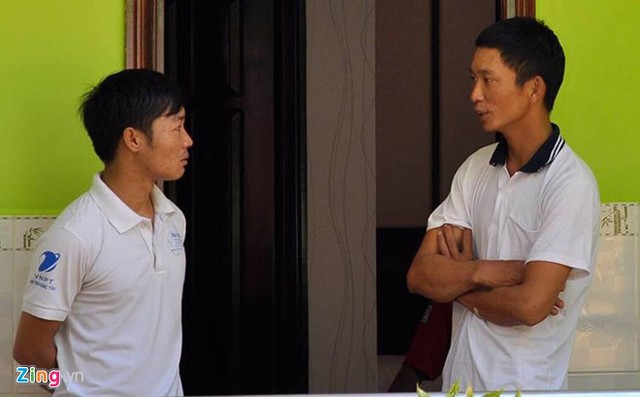 
Thuyền vi&ecirc;n Tường (phải) vui mừng khi gặp lại đồng hương ở Vũng T&agrave;u. Ảnh: Ngọc An
