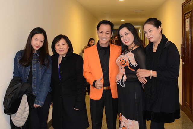 Nghệ sĩ cải lương nổi tiếng miền Bắc kết hôn cùng con trai danh ca Chế Linh hồi tháng 3/2015. Sự xuất hiện của gia đình Thanh Thanh Hiền - Chế Phong tại chương trình Tết vạn lộc nhận được sự quan tâm của nhiều khán giả.