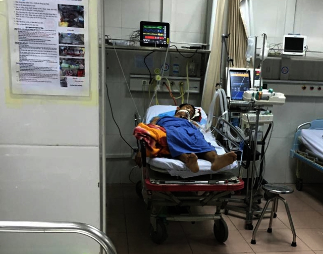Thời điểm hiện tại bệnh nhân Cường vẫn trong tình trạng hôn mê (ảnh: Nguyễn Dương)