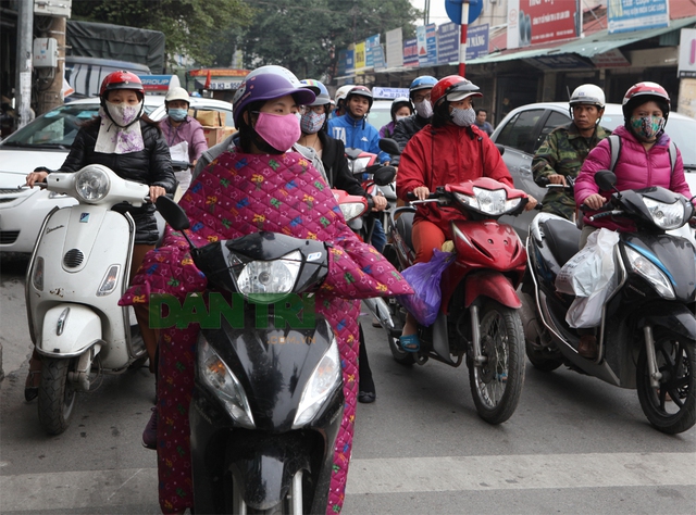 Hình ảnh người phụ nữ khoác chăn bông chống rét trên phố Hào Nam (Hà Nội) ngày 28/11 đã thu hút sự chú ý nhiều người đi đường.