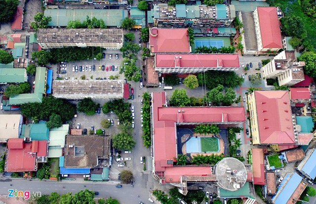 Khách sạn này tọa lạc trên khu đất 3,5 ha nằm trên đường Đào Duy Anh (quận Đống Đa) với thời hạn thuê 50 năm kể từ năm 1993, tiền thuê đất được trả hàng năm. Tiền thân của khách sạn Kim Liên là khách sạn Bạch Mai được thành lập năm 1961. Khách sạn hiện có 9 toà nhà, 437 phòng và 5 nhà hàng.