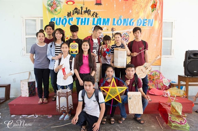 Ánh Nguyệt (áo hồng) cùng các bạn SV Đoàn trường CĐ Công nghệ mang quà Tết Trung thu đến với các em nhỏ ở xã Hòa Nhơn