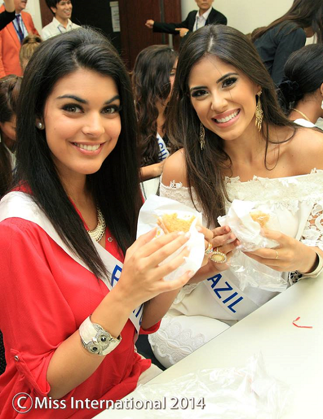 Rafaela Pardete (ảnh trái) ở cuộc thi Hoa hậu Quốc tế 2014.