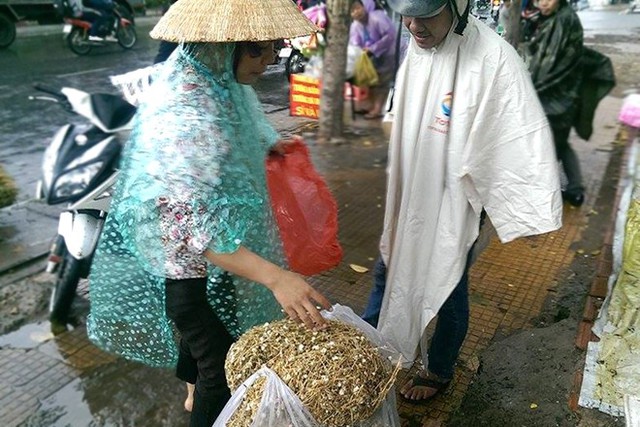 
Hoa nở ngày đất được bán nhiều trên đường Trường Chinh, với mức giá 40.000 đồng/kg tươi, 100.000 đồng/kg khô. Ảnh: Ngọc Lan.
