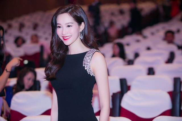 Cùng với trang phục sang trọng, Hoa hậu Việt Nam 2012 trang điểm và chọn tóc xoăn nhẹ nhàng.