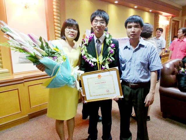Trung Nam cùng bố mẹ trong ngày trở về từ cuộc thi Olympic Vật lý quốc tế 2015.