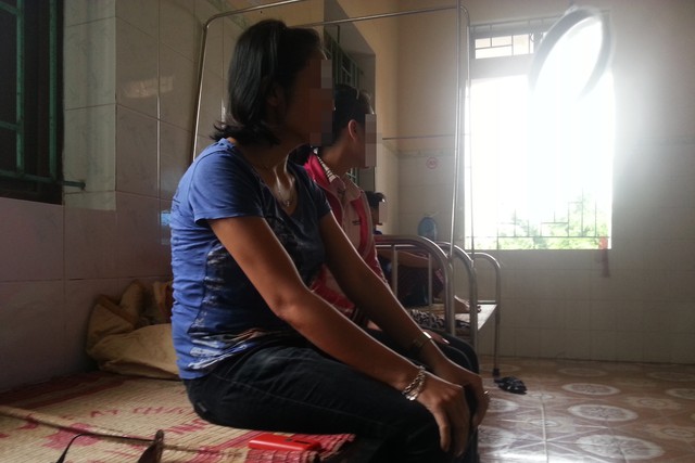 Chị Đào Thị Hồng và cháu Thanh đang trao đổi với PV tại bệnh viện. Ảnh: Xuân Thắng