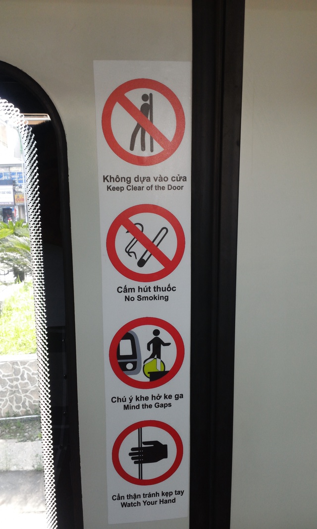 
Khu vực cửa ra vào cũng có những biển cấm gồm: Không dựa vào cửa ra vào; Không hút thuốc. Các yếu tố an toàn khác cần phải biết khi ra vào toa xe gồm: Chú ý khe hở ke ga và cẩn thận tránh bị kẹp tay.
