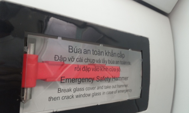 
Búa an toàn được bố trí trong hộp. Để lấy búa, khuyến cáo được đưa ra là đập vỡ chụp kính của hộp sau đó lấy búa để đập vỡ kính cửa sổ khi bị nạn.
