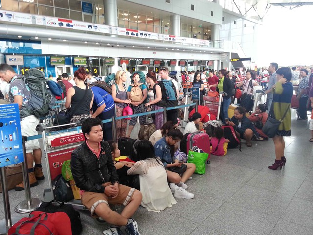 Hàng trăm hành khách phải ngủ qua đêm ở sân bay. Đến sáng nay 15/9, họ mới tiếp tục làm thủ tục để được bay, nhưng...