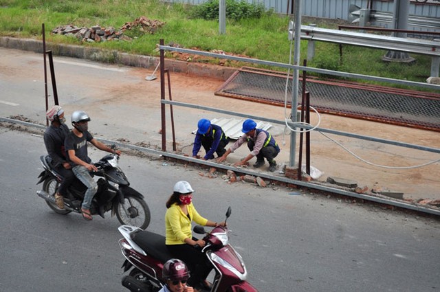 Trước đó, trong một thời gian dài, đoạn rào chắn này được dựng lên nhưng bên trong không thi công khiến giao thông qua đây thường xuyên bị ùn tắc vào giờ cao điểm.