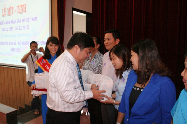 
Lãnh đạo BV Đa khoa Quốc tế Phúc An Khang, BS Mai Tiến Dũng tặng thiết bị y tế đến các CLB tình nguyện viên chăm lo người cao tuổi.
