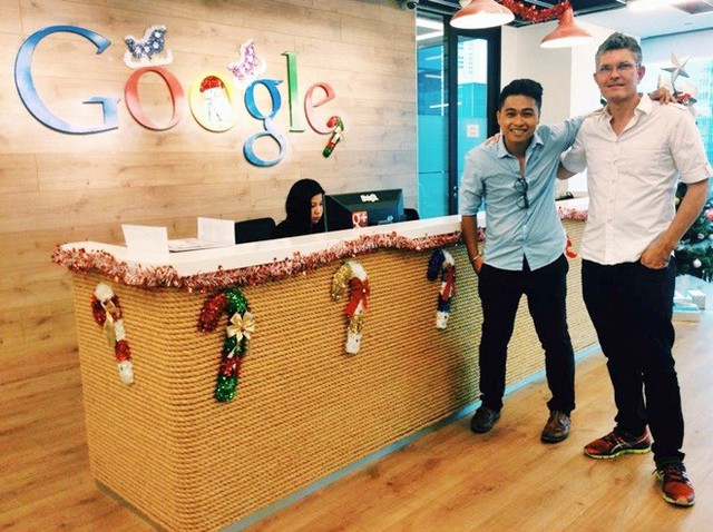 Nguyễn Hoàng Trung chụp ảnh tại văn phòng của Google tại Singapore.