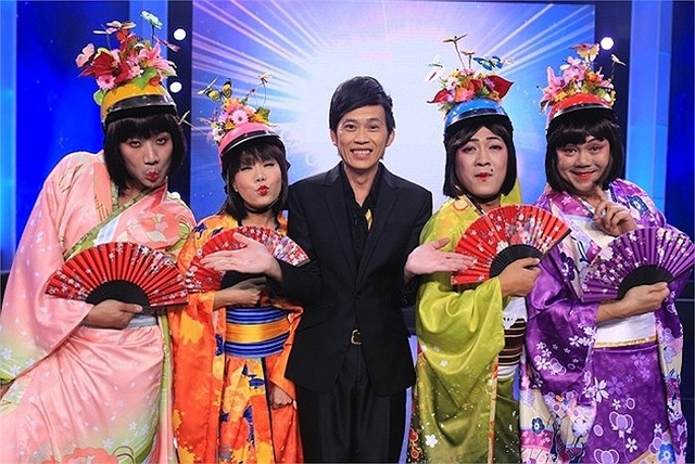 Chỉ tính trong vài tháng vừa qua, anh đã có mặt trong 4 show hài lớn, nhỏ. Hoài Linh trong Bí mật đêm Chủ Nhật trên sóng HTV.