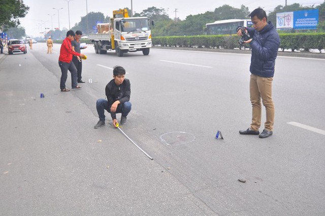 
Cảnh sát đo vẽ hiện trường vụ tông CSGT. Ảnh: Hoàn Nguyễn.
