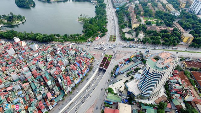 Từ khách sạn có thể đi tới các hướng khác của Hà Nội dễ dàng. Khu đất cách trục đường Xã Đàn và hầm Kim Liên 100 m, cách hồ Bảy Mẫu (Công viên Thống Nhất) khoảng 300 m.