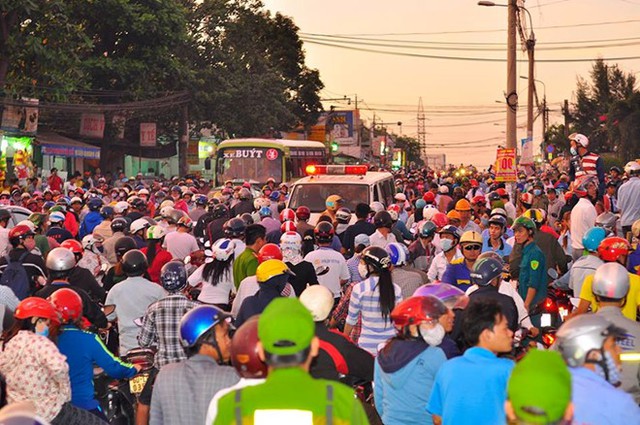 Giao th&ocirc;ng qua khu vực bị &ugrave;n tắc. Ảnh: N.An