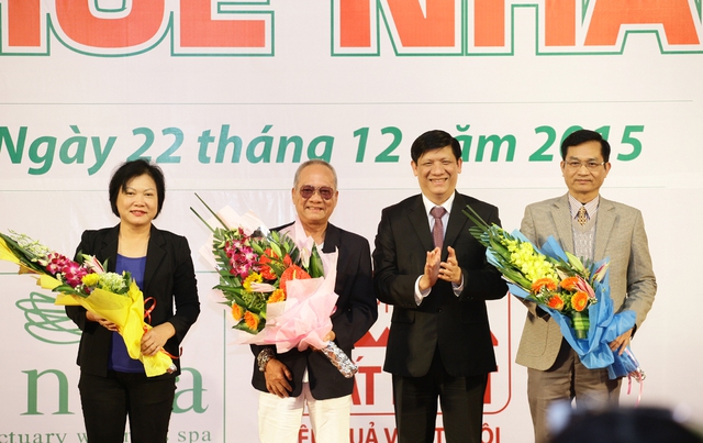 
Thứ trưởng Nguyễn Thanh Long trao hoa cho các thành viên Ban giám khảo. Ảnh: Chí Cường
