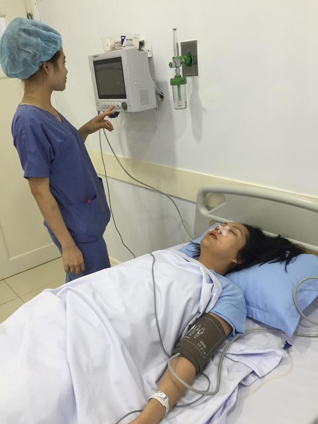 Phi Thanh Vân được chăm sóc trong phòng hồi sức sau ca phẫu thuật nâng mũi kéo dài 1 tiếng 45 phút.