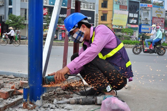 Các công nhân bắt đầu thực hiện các công đoạn tháo dỡ rào chắn.