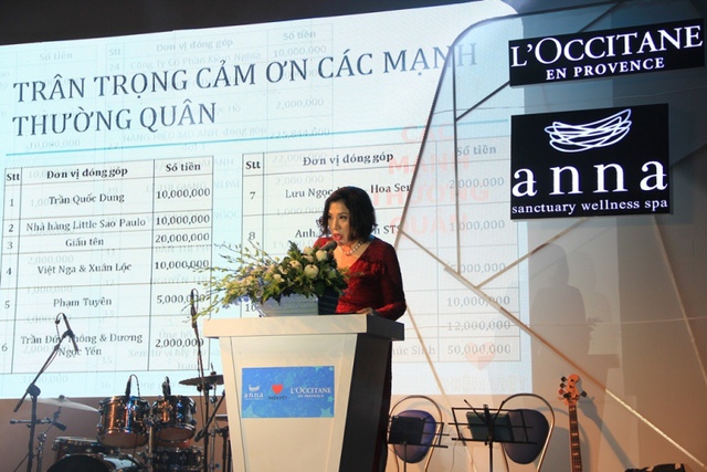 Bà Lê Hoài Anh, người sáng lập Quỹ Thiện Việt, đang cảm ơn sự góp sức của mạnh thường quân tại đêm nhạc.