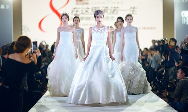 Dương Cung Như chỉ được mặc váy cưới trên sân khấu.